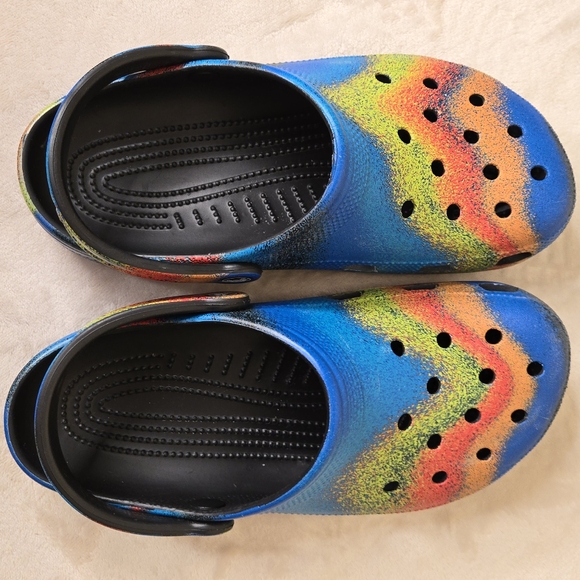 Crocs Classic Tie Dye Graphic Clog Black/Multi Spray Dye - Picture 7 of 10